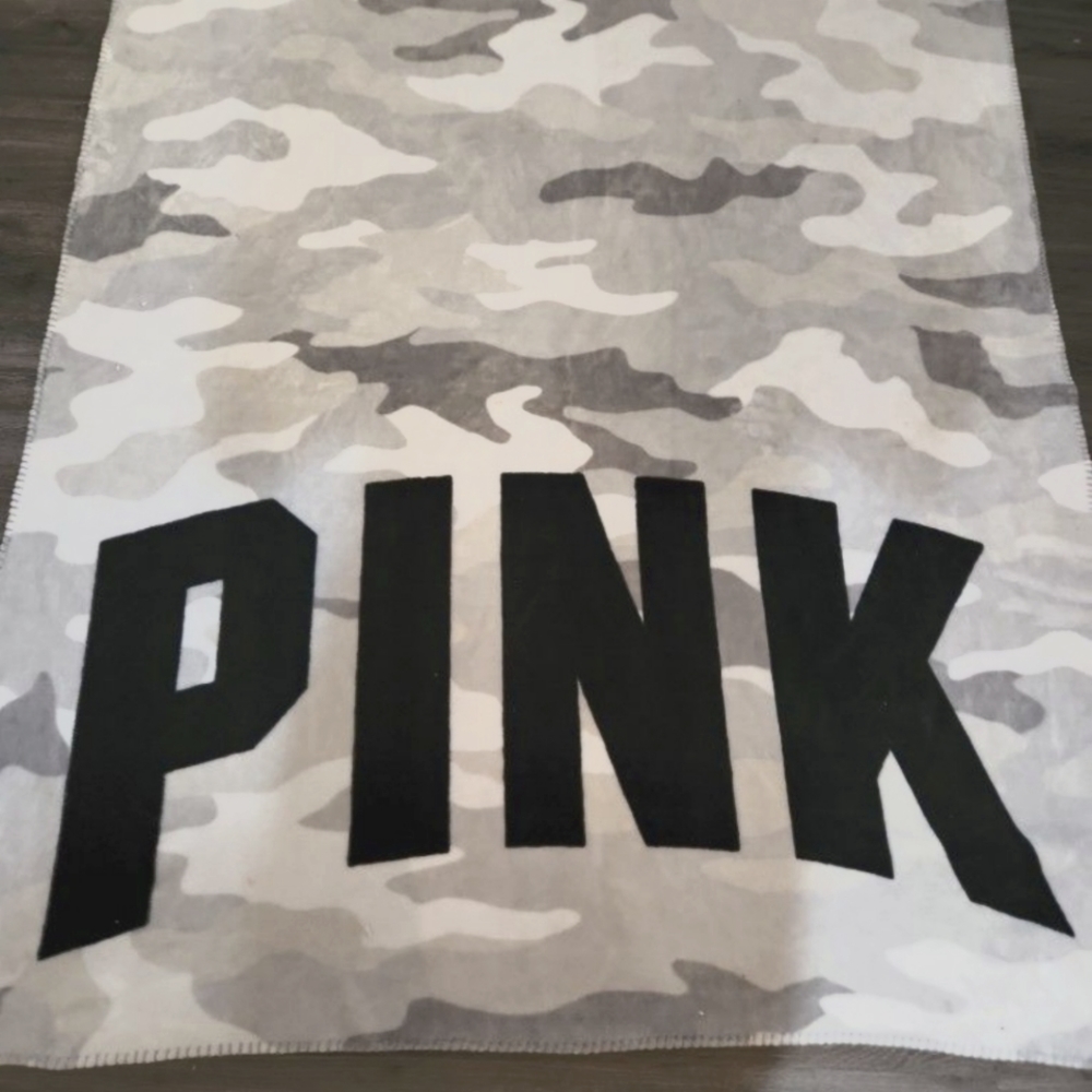 VS PINK FLEECE BLANKET